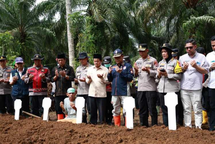 10 Jenazah Korban Galodo Sumbar Dimakamkan Massal Setelah Gagal Diidentifikasi