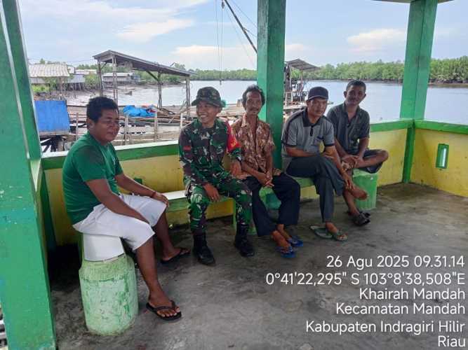 Babinsa Koramil 08/MDH Tingkatkan Komsos untuk Perkokoh Kemanunggalan TNI-Rakyat