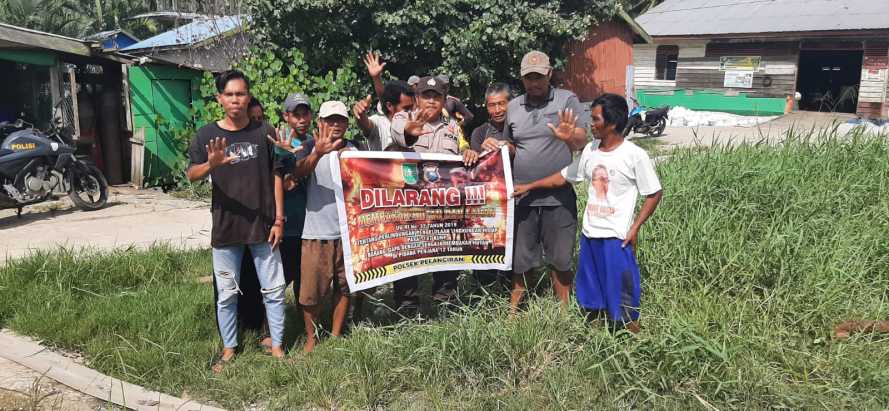 Babinkamtibmas Polsek Pelangiran Edukasi Warga Tentang Larangan Membakar Lahan