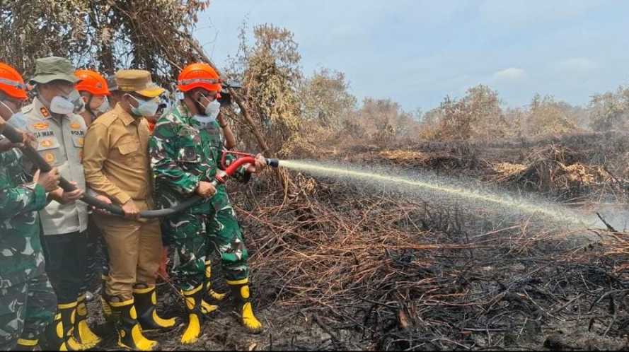 Aksi Heroik Jenderal Bintang Dua: Pangdam I/BB Pimpin Pemadaman Karhutla di Riau