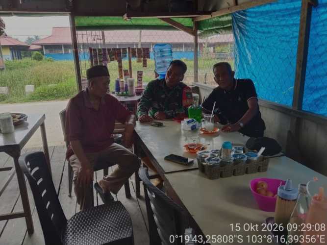 Babinsa Koramil 12/Batang Tuaka Perkuat Kewaspadaan Lingkungan dan Kemanunggalan TNI-Rakyat