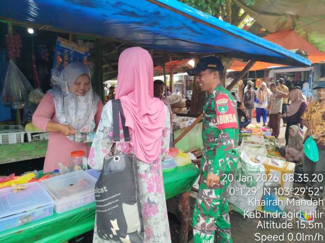 Babinsa Mandah  mencegah provokasi sosial melalui penyebaran berita hoaks