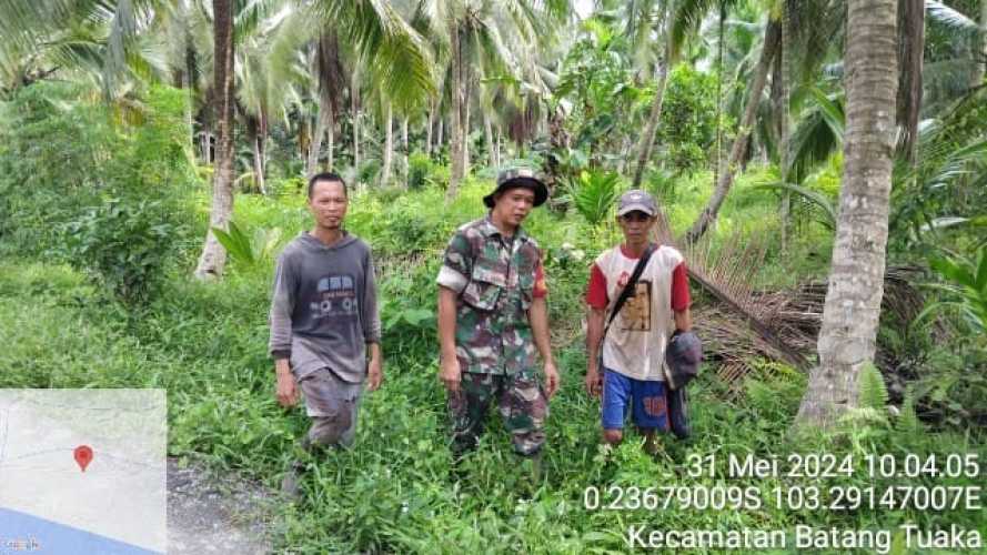 Bersama Para Petani, Babinsa Gelar Patroli Karhutla.