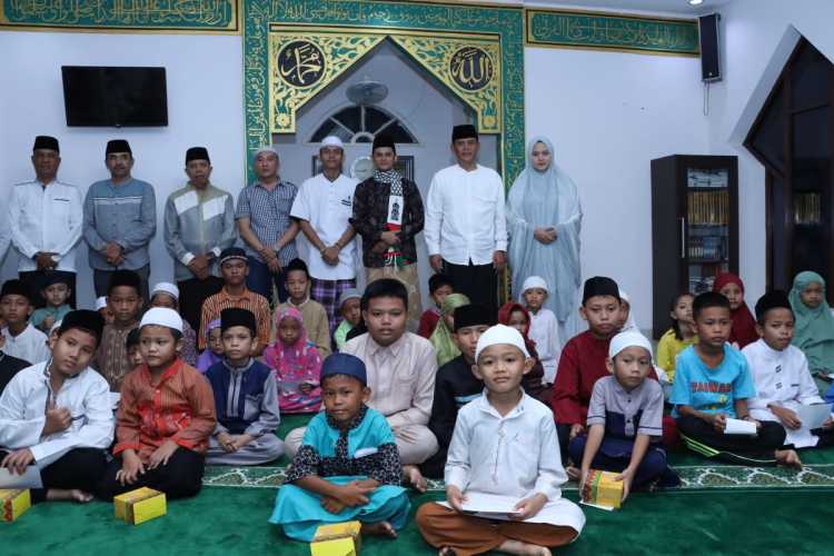 Polres Inhil Sholat Tarawih Sekaligus Santuni Yatim