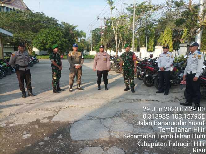 Serda miskal bersama tim Amankan sholat Id di Jalan  Baharudin Yusuf tembilahan