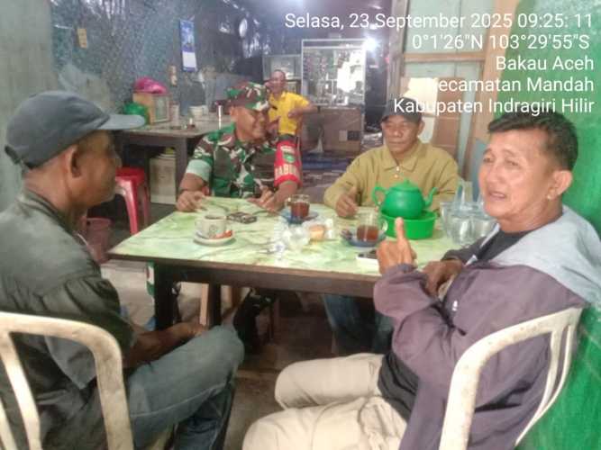 Babinsa Desa Bakau Aceh Perkuat Komunikasi Warga Lewat Ngopi Pagi
