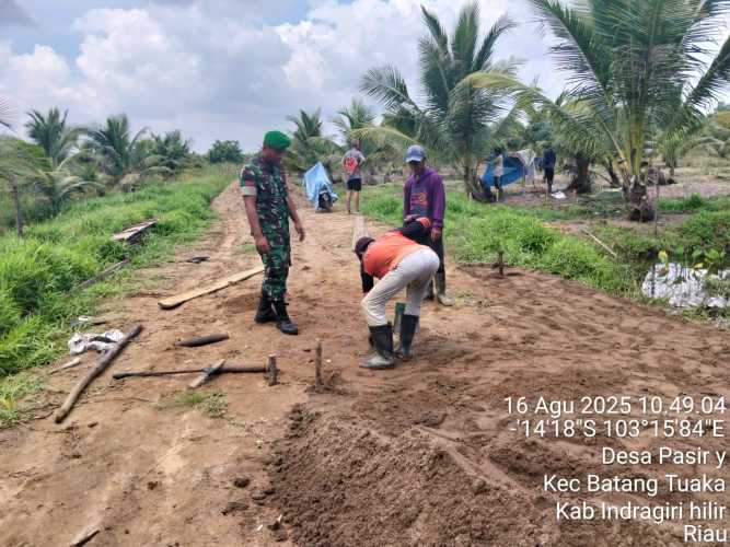 Babinsa Koramil 12/Btk Gencarkan Komsos, Beri Penyuluhan Keselamatan Kerja di Desa Pasir Mas