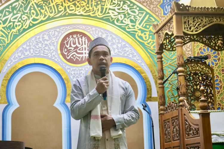 PJ Bupati Erisman Yahya Laksanakan Shalat Subuh Berjamaah dan Serahkan Bantuan Sembako dalam Agenda Subuh Keliling