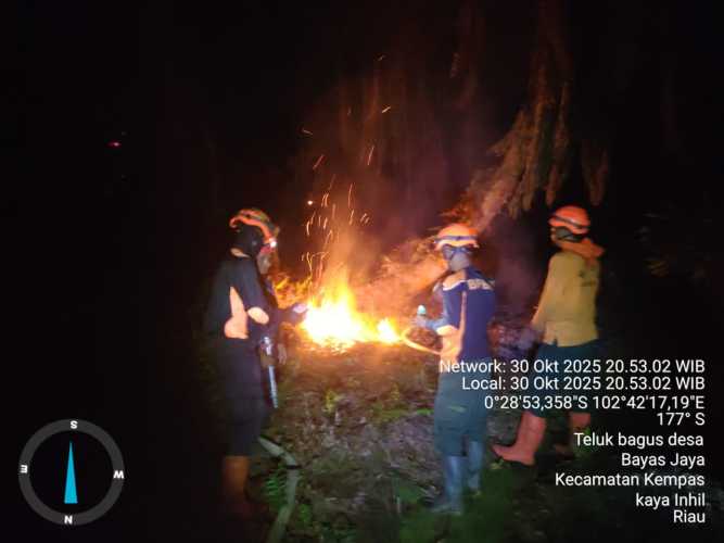 BPBD Inhil Terjunkan Tim untuk Padamkan Kebakaran Lahan di Desa Bayas Jaya, Kecamatan Kempas