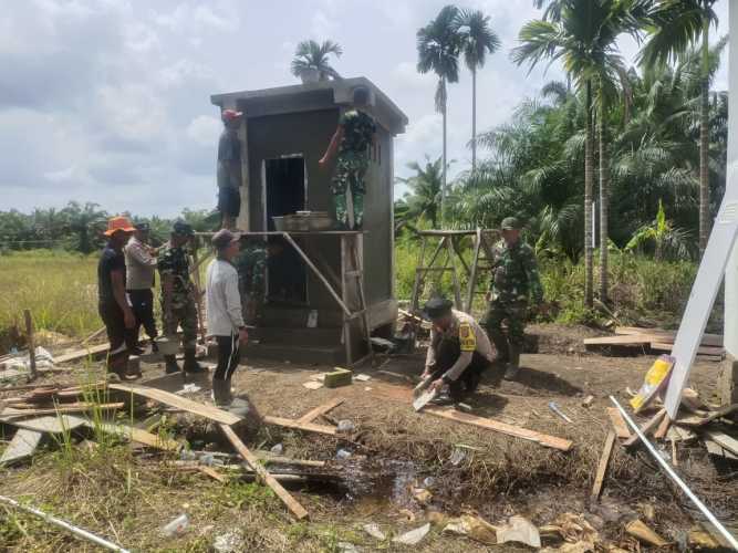 Personil Koramil 08/Mandah Pimpin Kegiatan MCK TMMD ke-123 di Desa Karya Tunas Jaya