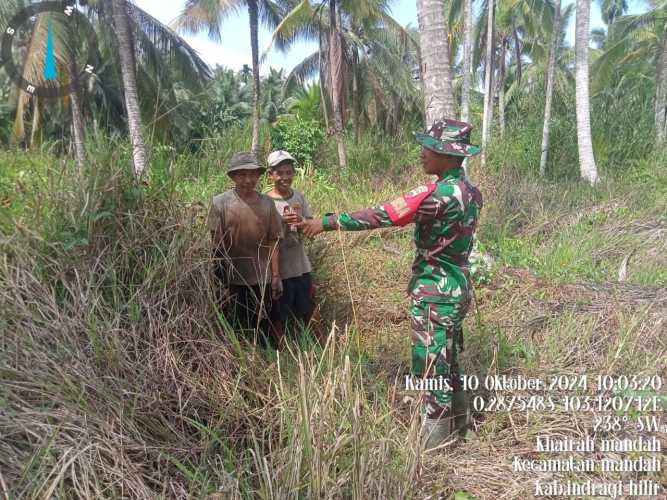 Babinsa Mandah Patroli ke Titik Rawan Karhutlah