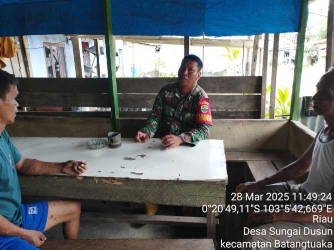 Babinsa Koramil 12/Btk Kodim 0314/Inhil Sosialisasikan Kebersihan dan Kerukunan di Desa Sungai Dusun