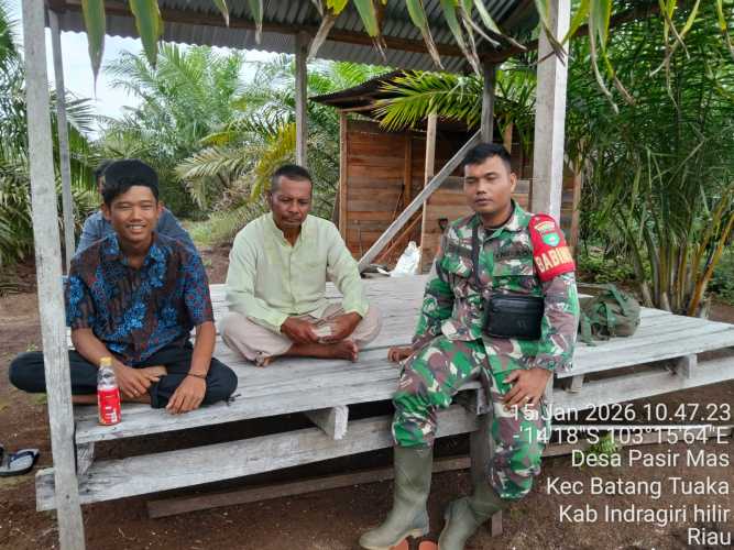 Babinsa Desa Pasir Mas menjalankan prioritas Binter Terpadu