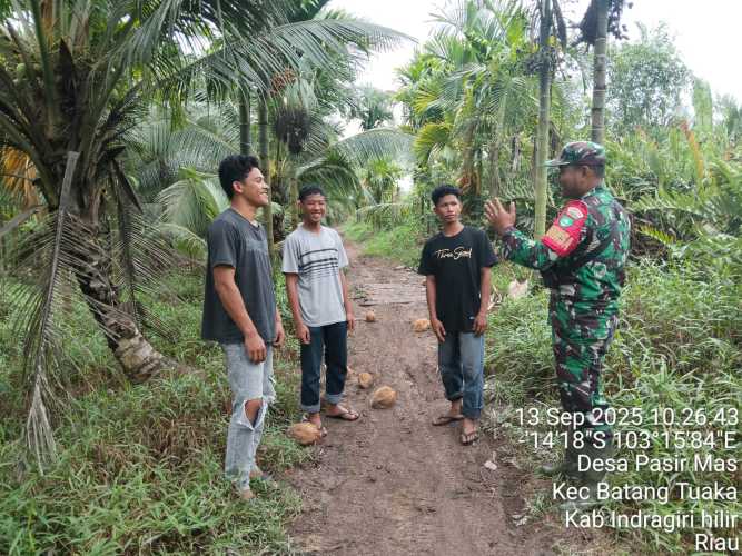 Babinsa Batang Tuaka Menunjukkan komitmen bersama dalam menjaga lingkungan dari ancaman karhutla.