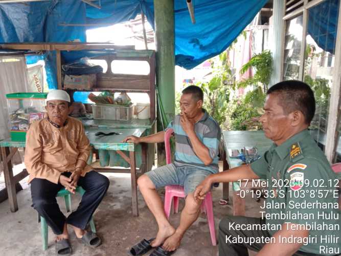 Komandan Pos Koramil 01/Tembilahan komsos bersama Tokoh masyarakat