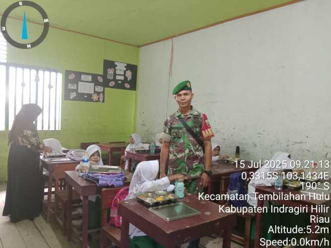 Babinsa Koramil 01/Tbh Aktif Dukung Pendampingan Makan Sehat Bergizi di Kecamatan Tembilahan Hulu