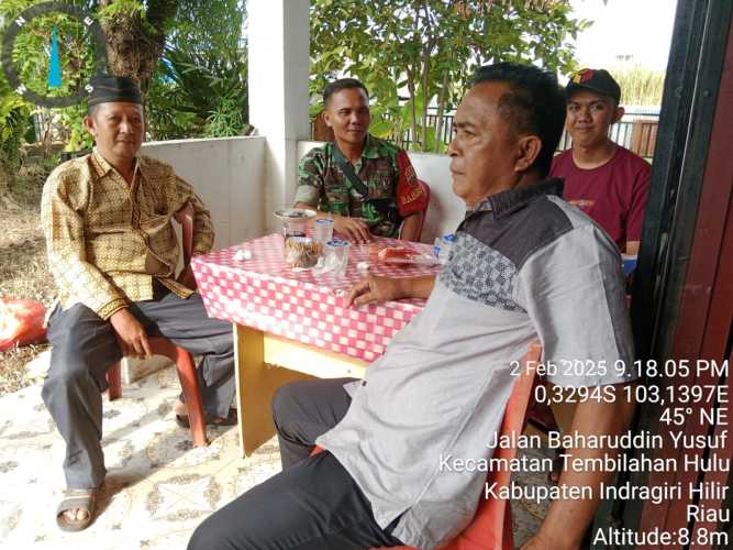 Babinsa Serda Ronald Manalu Intensifkan Komsos untuk Perkuat Silaturahmi dan Keamanan Lingkungan