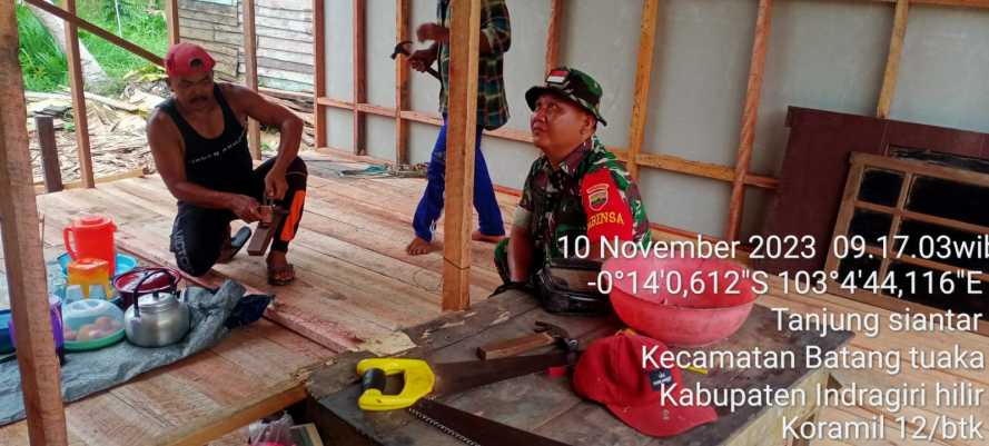 Melihat Warganya Membangun Rumah, Babinsa Ajak Bergotong Royong  Bersama