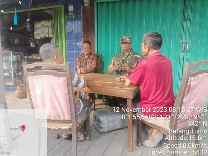 Babinsa Mengajak Setiap Pedagang Sediakan Tempat Sampah