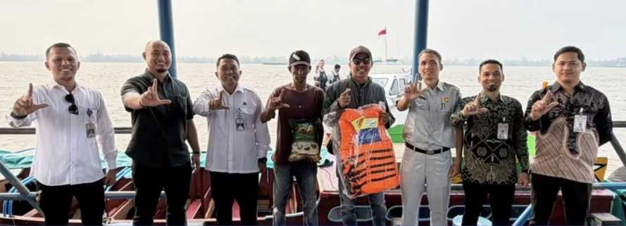 Semangat Harhubnas 2026, Pelindo Tembilahan Bersama KSOP dan Mitra Bagikan Rompi Pelampung Demi Keselamatan Pelayaran