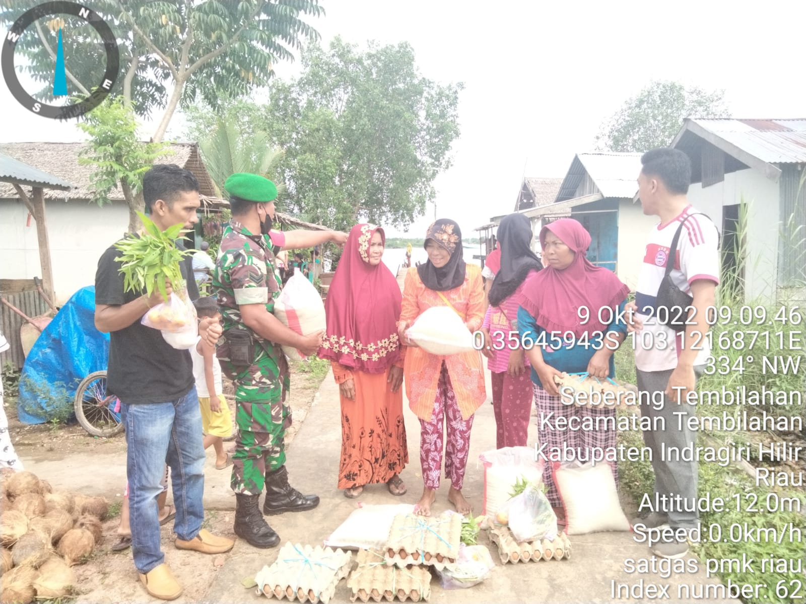 Sertu Syafriadi Koto Babinsa Koramil 01/Tembilahan Bagikan Bansos Pangan di Parit Hijrah