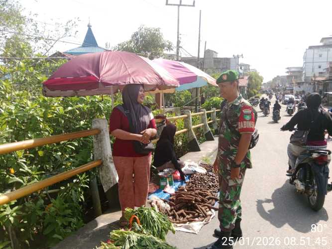 Babinsa Serda Ronald Manalu Turun ke Lapangan, Tertibkan Pedagang dan Urai Kemacetan Jalan di Tembilahan Hulu