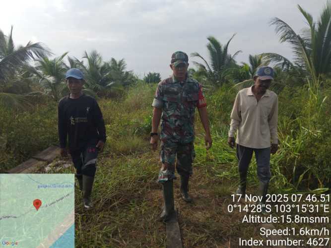 Babinsa menjaga tapal batas desa melalui patroli: