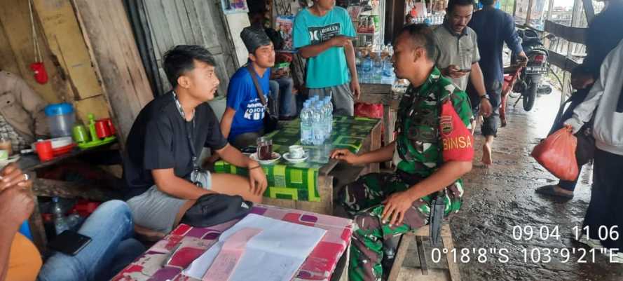 Babinsa Kota Tertibkan Warga Yang Makan Minum Sembarangan  di Bulan Puasa
