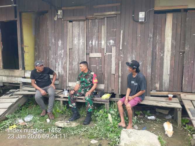 Babinsa Serka Syamsir  mengingatkan kebersihan dan keamanan lingkungan pada Jumat Berkah