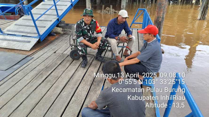 Babinsa Koramil 11/Pulau Burung Jalin Silaturahmi dengan Buruh Pelabuhan di Desa Sungai Danai
