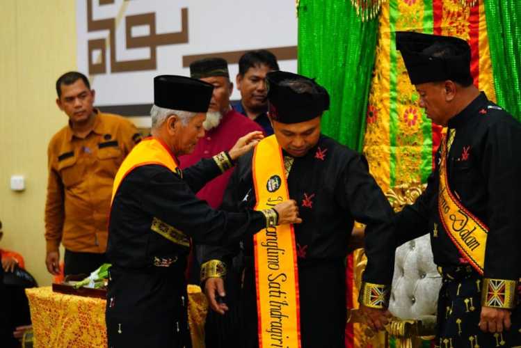 Gelar Adat Panglimo Sati untuk Gubri: Bukti Pengakuan Masyarakat Atas Perjuangan Lingkungan