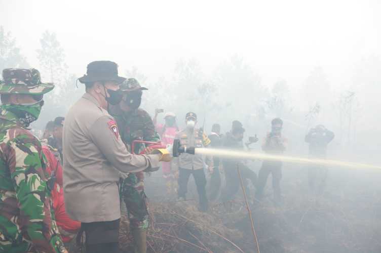 Kapolda Riau Irjen Mohammad Iqbal Turun Langsung Padamkan Api,Pastikan Karhutlah di Perbatasan Dumai dan Kabupaten Bengkalis dapat Teratasi