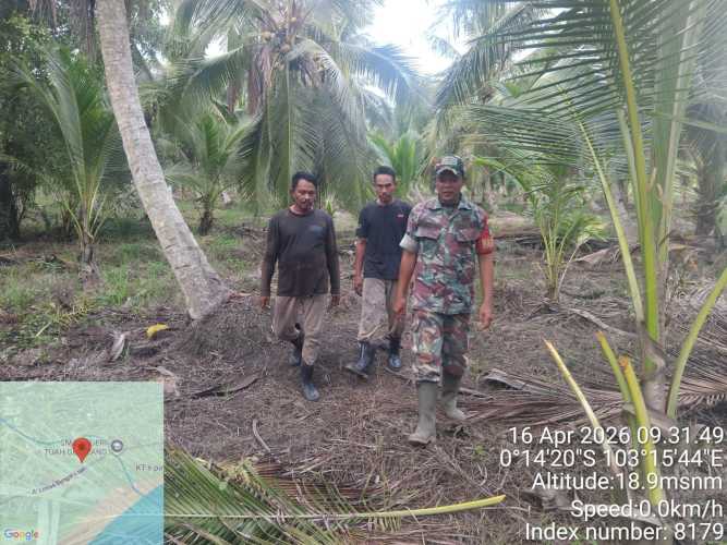 Babinsa Batang Tuaka Lakukan Patroli Rutin, Wujudkan Kamtibmas yang Kondusif di Tapal Batas