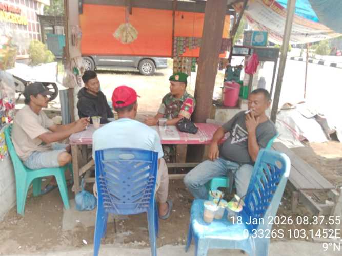 Babinsa Tembilahan Hulu Laksanakan Penguatan Kamtibmas Lewat Patroli Dialogis