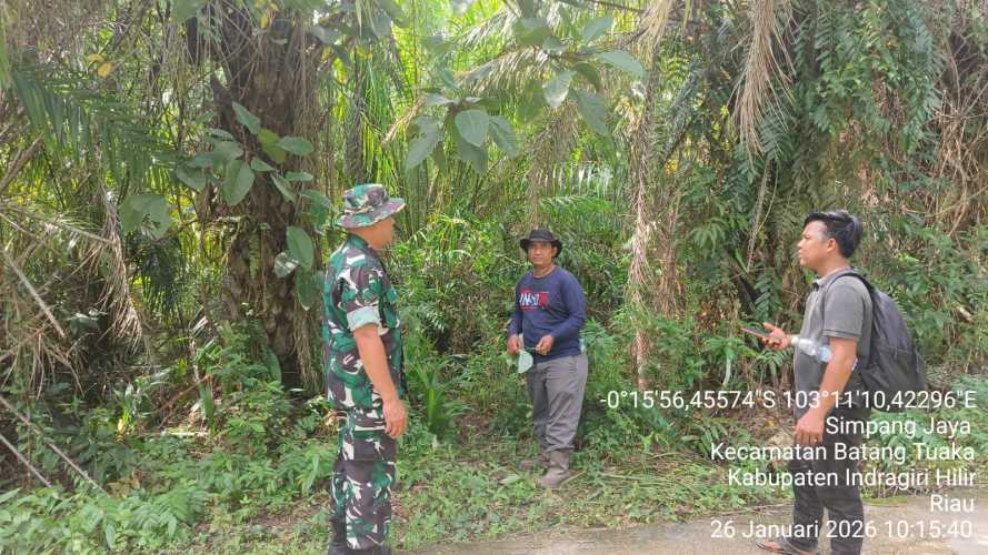 Babinsa Simpang Jaya menjalankan patroli terpadu Karhutla