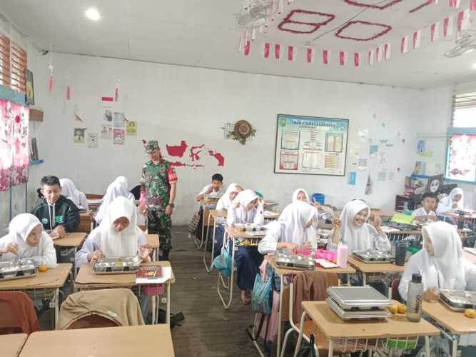 Serda Ronal Manalu  Melaksanakan pengawasan distribusi 2.542 porsi MBG: