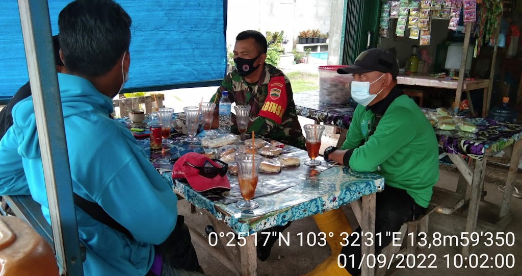 Serda Siswanto Babinsa Koramil 11/Pulau Burung Silaturahmi dengan warga setempat