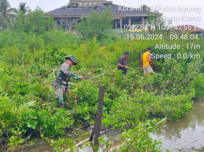 Dengan Swadaya, Babinsa Pulau Burung Pimpin Goro Masal