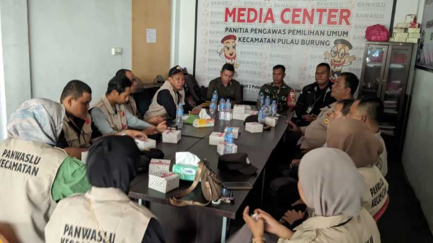 Babinsa Pulau Burung Ikuti Rapat Penertiban APK Pilkada 2024