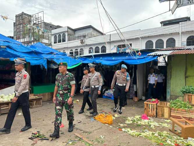 Babinsa Sertu Ali Sabri dalam pengamanan Pasar Air Mancur pada suasana H+1 Natal 2025