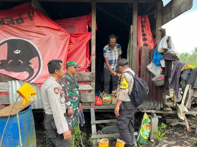 Aksi Sosial Bhabinkamtibmas Polsek Pelangiran Dalam Jumat Berbagi