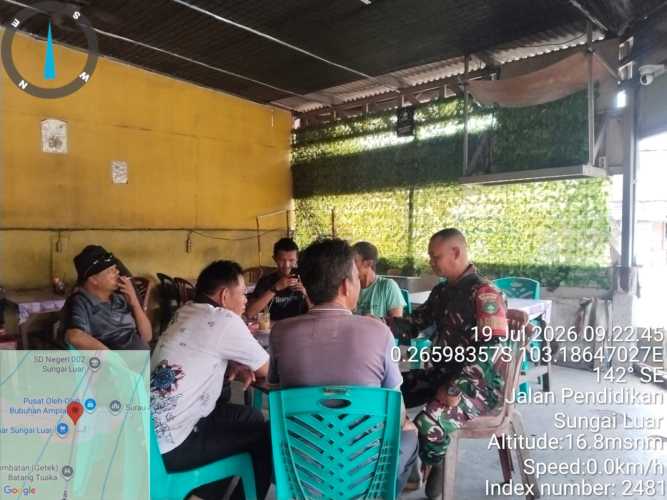 Jaga Kelestarian Sungai, Babinsa Sungai Luar Imbau Warga Tidak Buang Sampah ke Aliran Sungai
