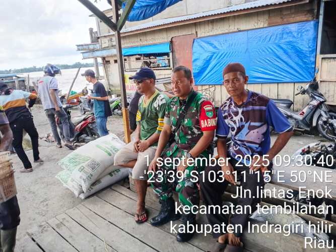 Babinsa Koramil 01/Tembilahan Ciptakan Lingkungan Pelabuhan yang Tertib dan Aman
