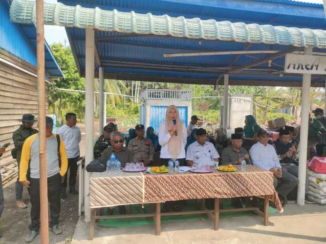 Danramil 11/PBR Wakili Dandim 0314/Inhil Mendampingi Plh. Bupati Dalam Penyaluran Bantuan Korban Kebakaran di Desa Pulau Burung