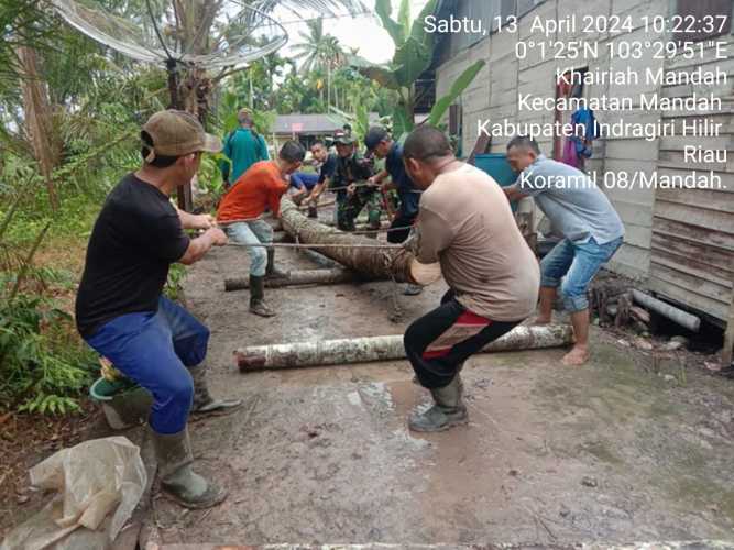 Babinsa Soraya Mandiri Eratkan Silaturahmi dengan Gotong Royong