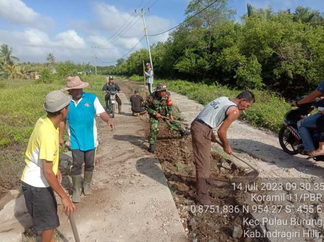 Babinsa Suka Jaya  Bersama Warga Gotong Royong Perbaiki Jalan Kampung