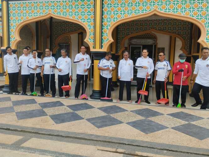 Sambut Ramadhan, Lapas Tembilahan Gotong Royong Bersihkan Masjid Miftahul Jannah