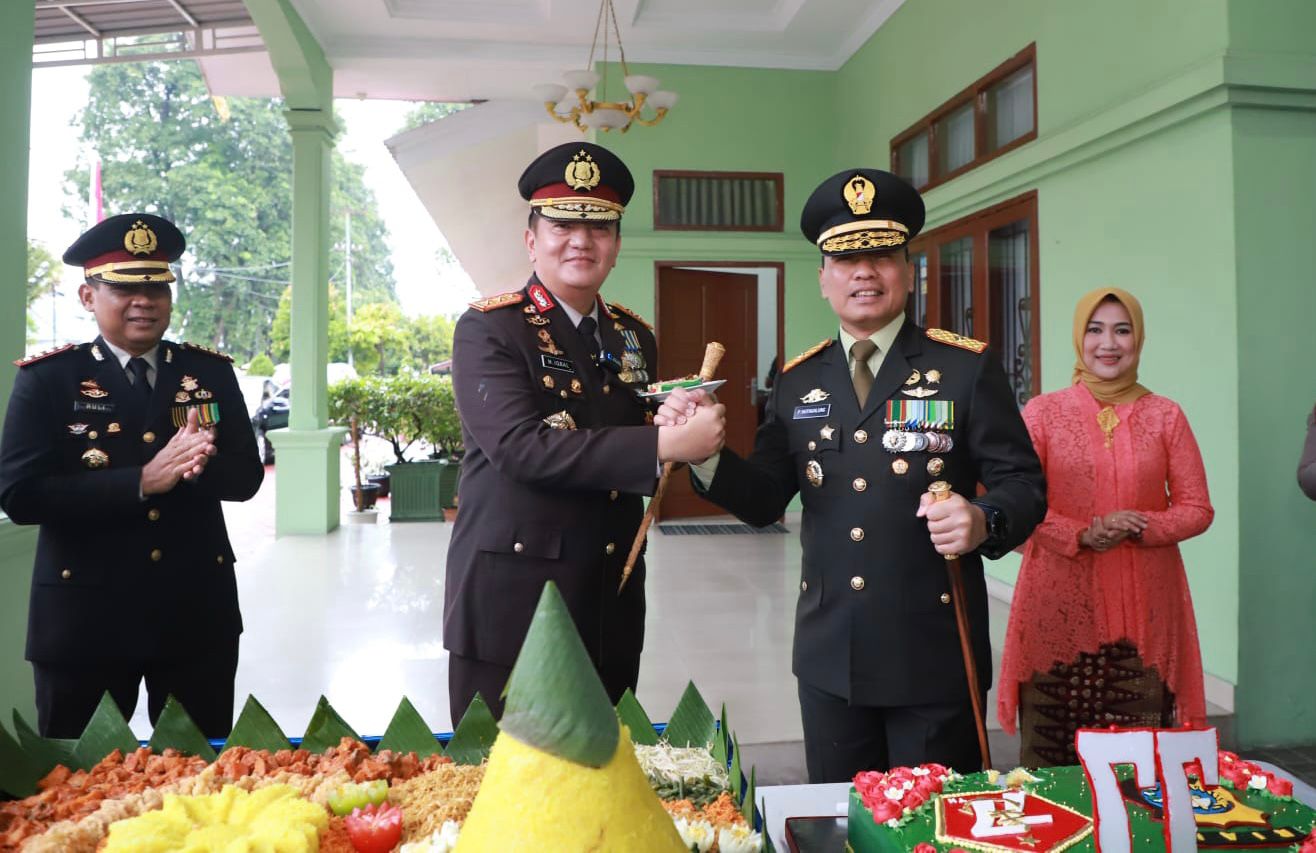 HUT TNI, Kapolda Riau Irjen Moh Iqbal Bersama Pejabatnya Berikan Surprise di Kediaman Danrem 031/WB.