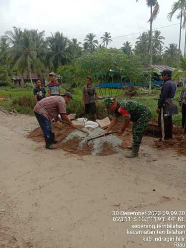 Bersama Warga Sertu M. Yasin Melaksanakan Gotong Royong