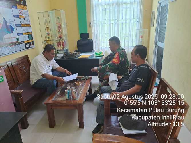 Babinsa Koramil 11/Pulau Burung Tingkatkan Sinergitas dengan Komsos di Desa Teluk Nibung